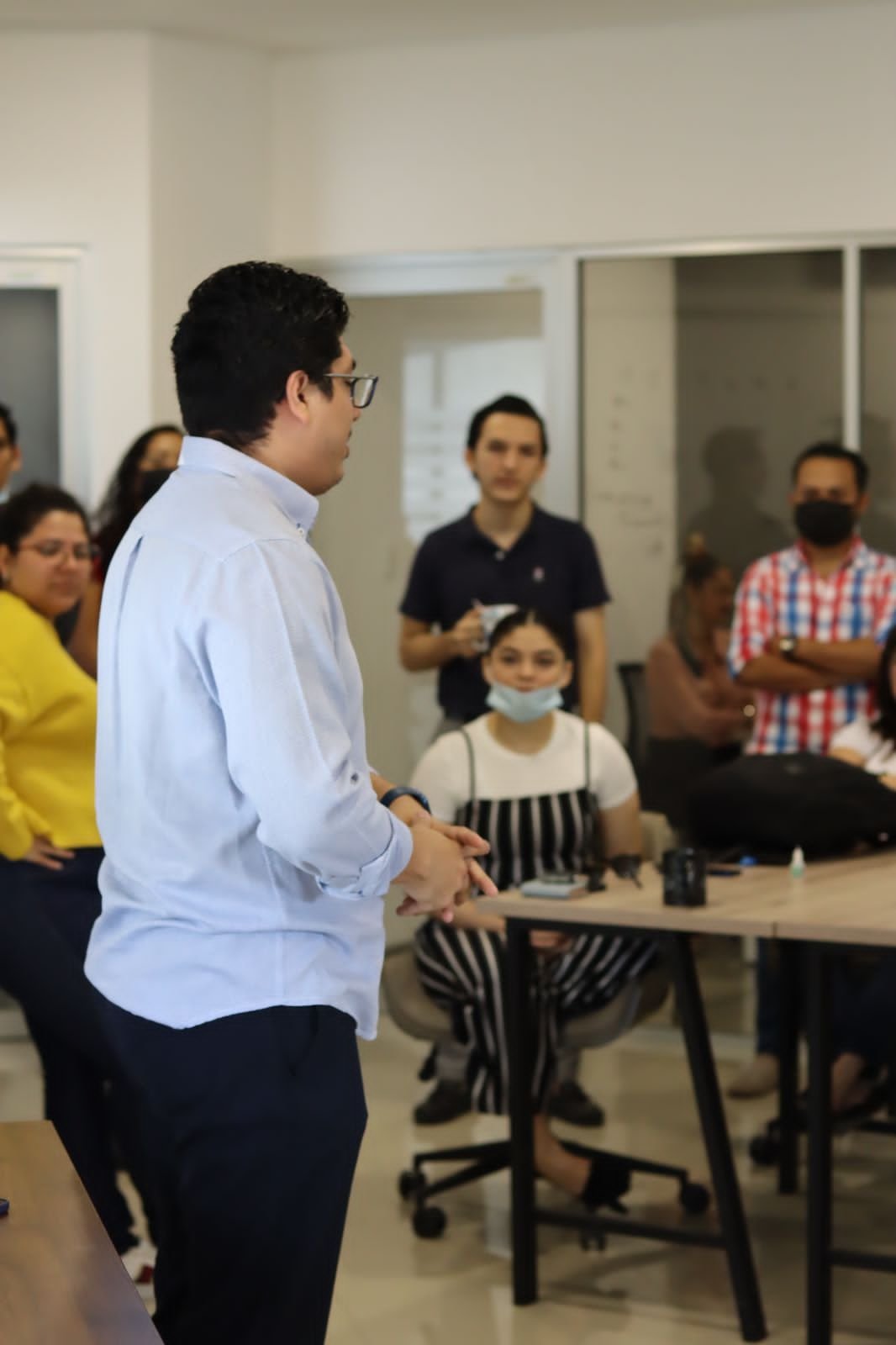 Alex Martínez dando una clase presencial